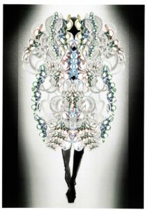 No.2【服装科2年 コウ ペイペイ】<br>チューブを中国の伝統的な編み技法で交錯させ、内部に液体を流すことで服に柔軟性と張力を与えまた。チューブは素材であり、身体外部の循環システムとして生命や身体、世界とのつながりを媒介するものであるとえ、伝統技法を再解釈し、服に動的な生命力を吹き込みました。